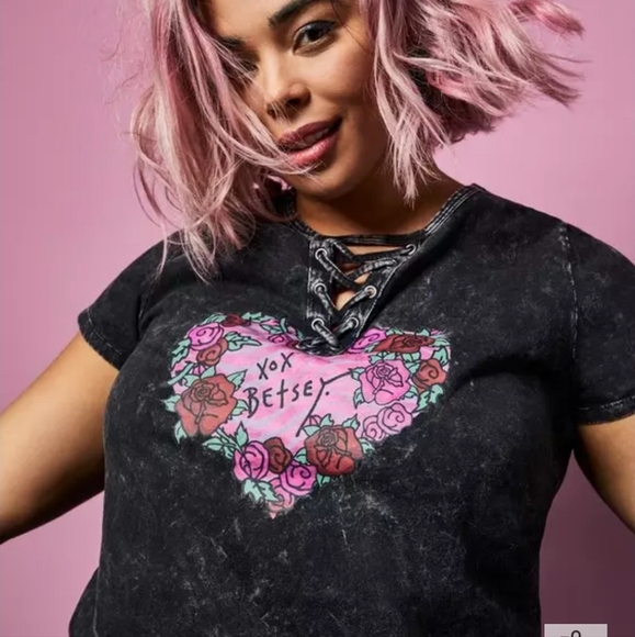 Betsey Johnson Black Graphic Tee - Picture 1 of 5